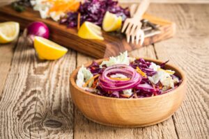 Chinakohl-Salat mit Rotkohl und asiatischem Dressing