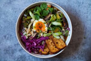 Chop-Suey-Suppe mit Tofu und Ei