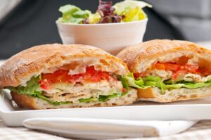 Schinken-Baguette mit Tomate und Salat