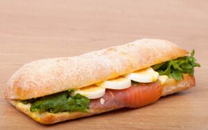 Ciabatta mit Lachs, Ei und Rucola