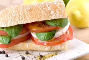 Ciabatta mit Tomate und veganem Mozzarella