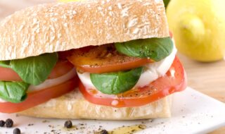 Ciabatta mit Tomate und veganem Mozzarella