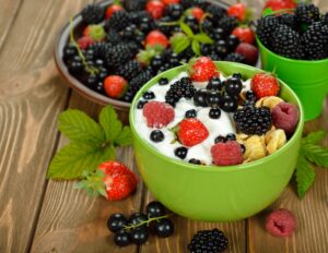 Cornflakes mit Beeren und Joghurt