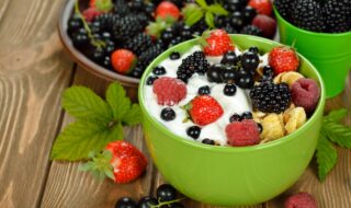 Cornflakes mit Beeren und Quark