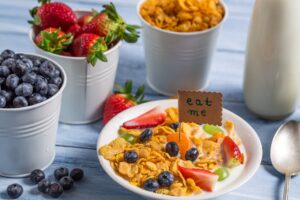 Cornflakes mit Erdbeeren, Blaubeeren und Weintrauben