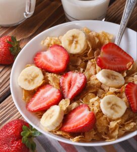 Cornflakes mit Erdbeeren und Banane