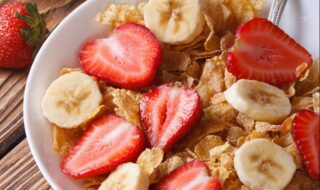 Cornflakes mit Erdbeeren und Banane