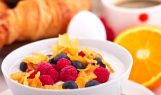 Cornflakes mit Himbeeren und Blaubeeren