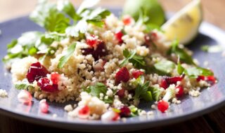 Couscous mit getrockneten Cranberries und Petersilie