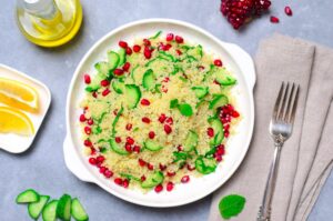 Couscous mit Avocado und Granatapfelkernen