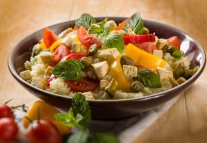 Couscous mit Tofu, Tomate, Paprika und Kapern