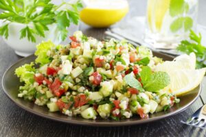 Couscous mit Tomaten, Gurke und Petersilie