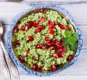 Couscous mit Zucchini, Minze und Granatapfelkernen