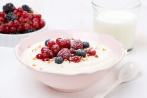 Cremiger Joghurt mit Beeren