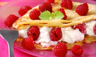 Crêpe mit Quarkcreme und Himbeeren