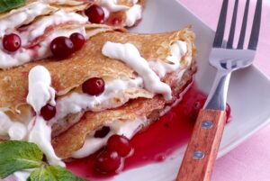 Crêpes mit Quarkcreme und Preiselbeersauce