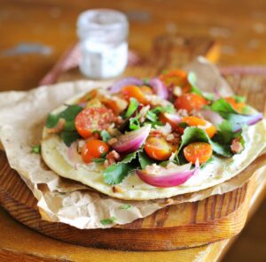 Dinkel-Flammkuchen mit Tomaten und Räuchertofu