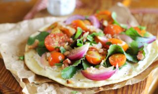 Dinkel-Flammkuchen mit Tomaten und Räuchertofu