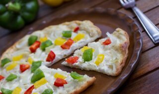 Dinkel-Flammkuchen mit Paprika und Zwiebeln