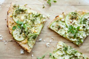 Dinkel-Flammkuchen mit Zucchini und veganem Feta