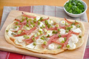 Flammkuchen mit Schinken, Zwiebeln und Salat