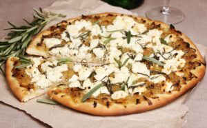 Dinkel-Pizza mit Zwiebeln und Feta