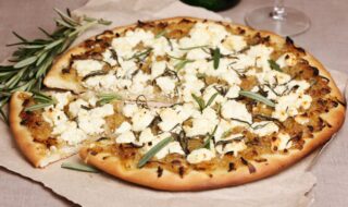 Dinkel-Pizza mit Zwiebeln und Feta