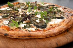 Pizza mit veganem Mozzarella und Aubergine