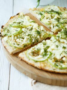 Pizza mit Zucchini und veganem Feta