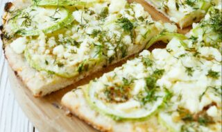 Pizza mit Zucchini und veganem Feta