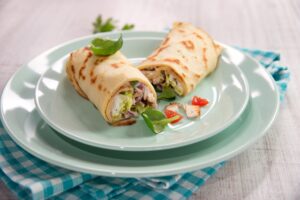 Wrap mit Bratenaufschnitt, Gurke, Tomate und Paprika