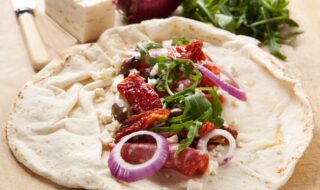 Wrap mit Feta, Rucola und getrockneten Tomaten