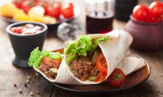 Wrap mit Hackfleisch, Tomaten, Gewürzgurke und Salat