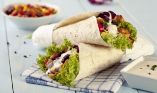 Wrap mit Hühnchen, Kidneybohnen, Mais und Paprika