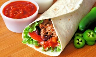 Wrap mit Hühnchen, Paprika, Tomate und Kidneybohnen