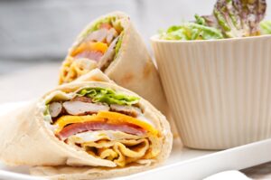 Käse-Schinken-Wrap mit Salat