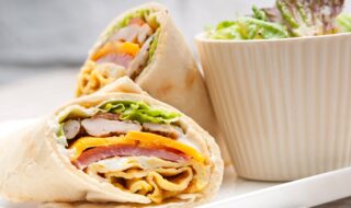 Wrap mit Putenwurst, gekochten Schinken, Paprika und Tomaten