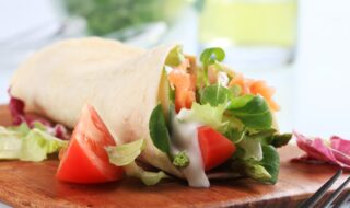 Wrap mit Lachs, Tomate, Gurke und Salat