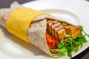 Wrap mit mariniertem Tofu, Möhre, Gurke und Tomate