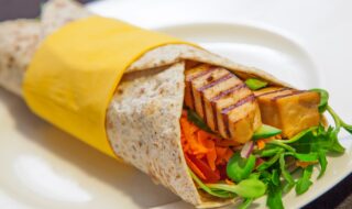 Wrap mit mariniertem Tofu, Möhre, Gurke und Tomate