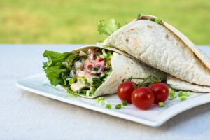 Wrap mit Pute, Kirschtomaten und Lauchzwiebel