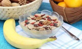 Dinkelflakes mit Banane, Rosinen, Goji Beeren und Walnüssen