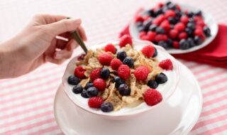 Dinkelflakes mit Himbeeren und Blaubeeren