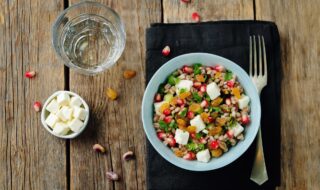 Dinkelsalat mit Granatapfelkernen, Rosinen und Feta