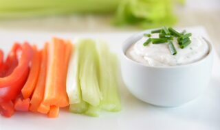 Dip mit Joghurt, Gurke, Dill und Gemüsesticks