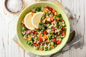 Bulgursalat mit Erbsen und Paprika