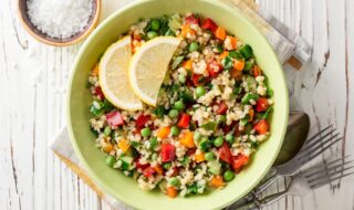 Bulgursalat mit Erbsen und Paprika