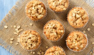 Muffins mit Haferflocken und Apfel