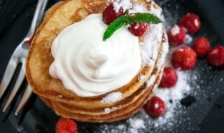 Pancakes mit Himbeeren, Erdbeeren und Joghurt