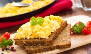 Eiweiß-Rührei auf Vollkornbrot mit Kirschtomaten